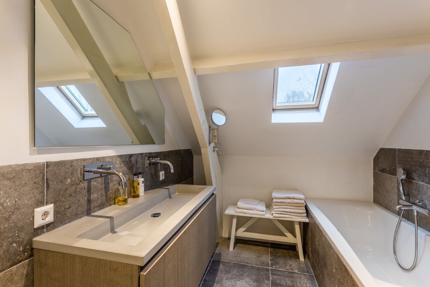 Hete avonturen in hun ruime badkamer